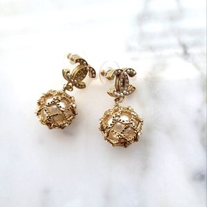 Chanel logo earring with pearl